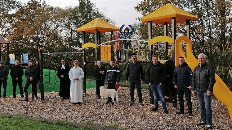 Ehrengäste, Eltern und vor allem die Kinder freuen sich über den rundum sanierten Spielplatz in Großvichtach. Foto: privat