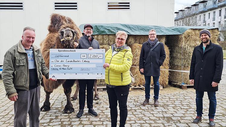 Scheck&uuml;bergabe vor dem Kamelstall des Circus Henry (von links): Werner Frank, Bernhard F. Loges (mit Kamelbulle Iwan), Claudia Sch&auml;fer, Martin Trepl und Christian Huber