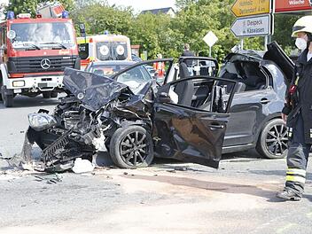 Sechs verletzte Personen bei Kreuzungsunfall