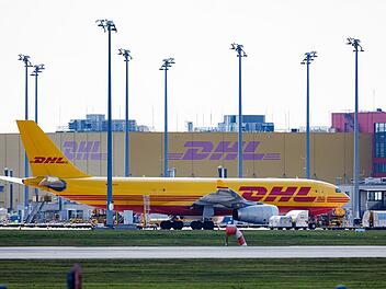 Aus Russland sollen vier Pakete mit einem Zeitzünder quer durch Europa verschickt worden sein. Eines ging in einem Flugzeug in Deutschland in Flammen auf - zum Glück vor dem Start.