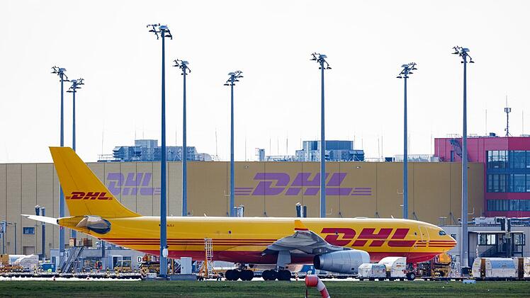 Aus Russland sollen vier Pakete mit einem Zeitzünder quer durch Europa verschickt worden sein. Eines ging in einem Flugzeug in Deutschland in Flammen auf - zum Glück vor dem Start.