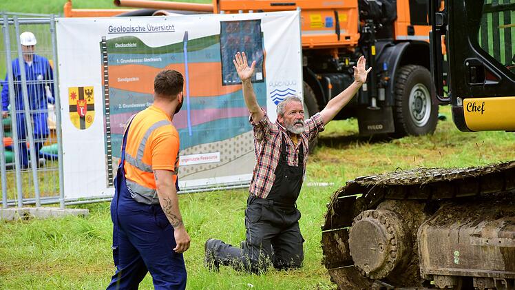 Bauer Bernhard (Michael Roll) und andere widersetzen sich der Probebohrung. Viele Bewohner sind sich sicher, dass es schon bald zum Ausverkauf der Wasserrechte kommen wird.