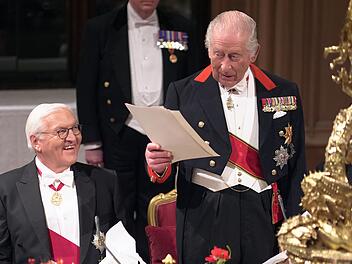 Frank-Walter Steinmeier und König Charles III. König Charles (rechts) war beim Staatsbankett mit Bundespräsident Steinmeier zu Scherzen aufgelegt.