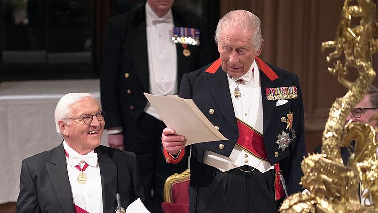 König Charles (rechts) war beim Staatsbankett mit Bundespräsident Steinmeier zu Scherzen aufgelegt.