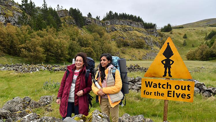 Ja, wo sind sie denn, die Trolle und Elfen, die in Island leben sollen? Anders als Jessica Delgado (Collien Fernandes, rechts), glaubt Hanna Liebhold zumindest ein bisschen an die sagenumwobenen nordischen Wesen.