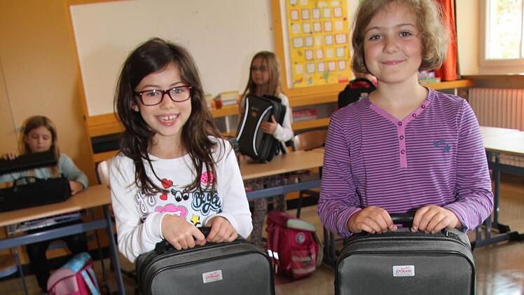 Zwei zierliche Mädels haben die größten Instrumente: Anna Tiroch und Emma Kraus wollen Posaune lernen.