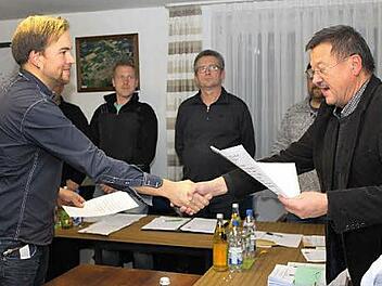 Stefan Himpel (r.) gratuliert Daniel Blankenbühler zum Amt. Foto: E. Seeger