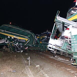 Güterzüge krachen ineinander: Waggons entgleisen