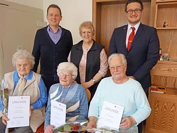 Die Geehrten des Marienvereines Elsa (vorn v. l.): Marliese Felberg, Lore Hopf, Inge Thiel mit (hinten v. l.) Bürgermeister Tobias Ehrlicher, Vorsitzende Pertsch und Bereitschaftsleiter Thein Foto: Doris Weidner
