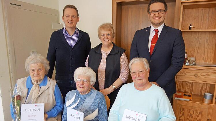 Die Geehrten des Marienvereines Elsa (vorn v. l.): Marliese Felberg, Lore Hopf, Inge Thiel mit (hinten v. l.) Bürgermeister Tobias Ehrlicher, Vorsitzende Pertsch und Bereitschaftsleiter Thein Foto: Doris Weidner