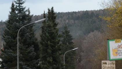 In ganz Weißenbrunn wird es bald nur noch LED-Licht geben. Die bestehenden Straßenleuchten (Bild) bleiben zwar bestehen, aber erhalten im Leuchtkopf LED-Technik. K.- H. Hofmann