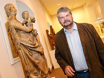 Museumsdirektor Erich Schneider in der  Riemenschneider-Abteilung des ehemals Mainfränkischen Museums. Dessen Sammlung stellt die Basis der geplanten Neukonzeption des "Museums für Franken" dar.M. Hoch