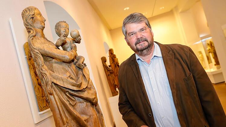 Museumsdirektor Erich Schneider in der  Riemenschneider-Abteilung des ehemals Mainfränkischen Museums. Dessen Sammlung stellt die Basis der geplanten Neukonzeption des "Museums für Franken" dar.M. Hoch