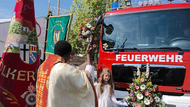 Pfarrer  Blaise Okpanachi gab dem neuen Feuerwehrauto seinen Segen. Foto: Gerd Schaar