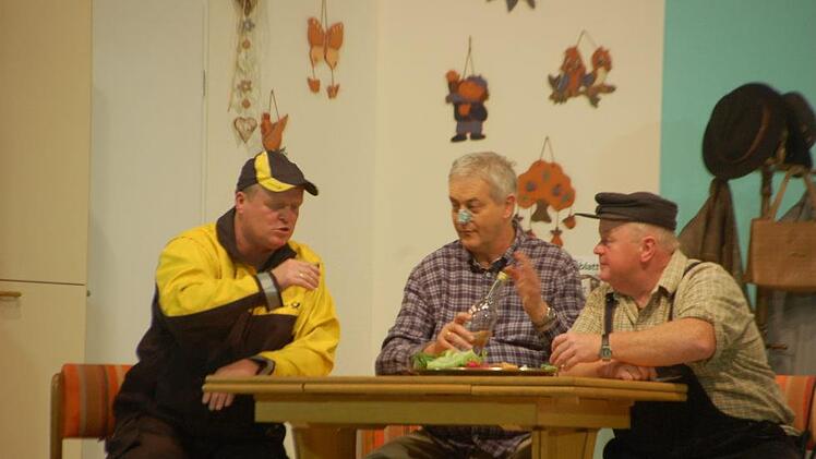 "Na denn ma Prost" denkt sich Postbote Ferdinand, der nicht merkt, dass ihn Franz-Josef (Frank Dünisch) und August (Hubert Heinickel) nur abfüllen wollen.