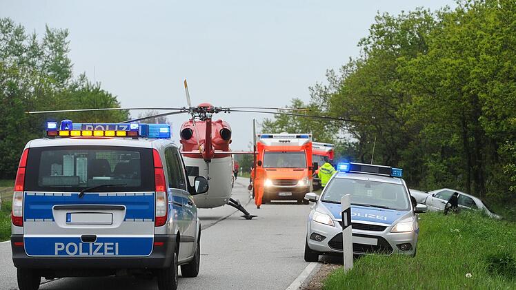 Bei einem schweren Unfall bei Mömbris wurden am Freitag zwei Autofahrer schwer verletzt. Ein 62-Jähriger schwebt in Lebensgefahr. Symbolfoto: benjaminnolte/Adobe Stock