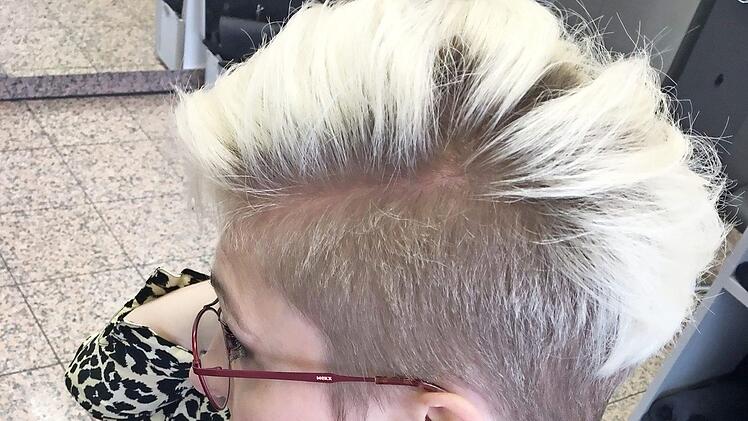 ? Jetzt die eine Haarhälfte lässig über die andere Haarhälfte legen und mit Haarspray fixieren.