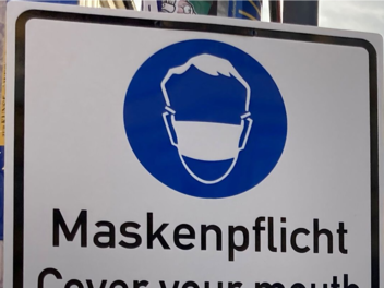 Zuerst ganz ohne Mundschutz und dann mit Tanga als "Maskenersatz": Eine Frau sorgte am Donnerstag in einem Supermarkt in Lichtenfels für Aufsehen.