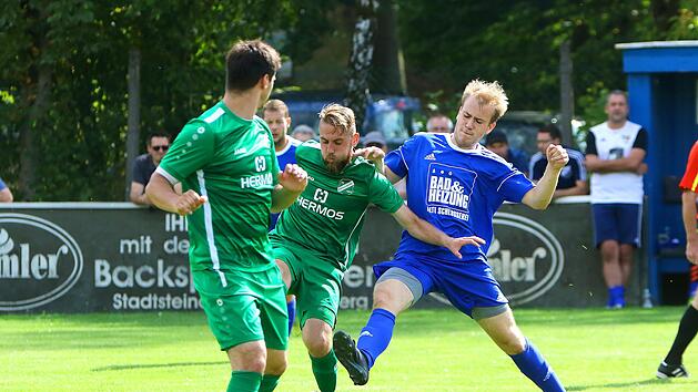 Eineinhalb Jahre ist dieses Bild aus der noch aktuellen aber wohl bald abgebrochenen Kreisklassen-Saison alt. Nikolas Hochstatter vom designierten Meister SG Kupferberg/Ludwigschorgast attackiert den Hutschdorfer Spielertrainer Florian Förster.
