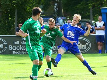 Eineinhalb Jahre ist dieses Bild aus der noch aktuellen aber wohl bald abgebrochenen Kreisklassen-Saison alt. Nikolas Hochstatter vom designierten Meister SG Kupferberg/Ludwigschorgast attackiert den Hutschdorfer Spielertrainer Florian Förster.