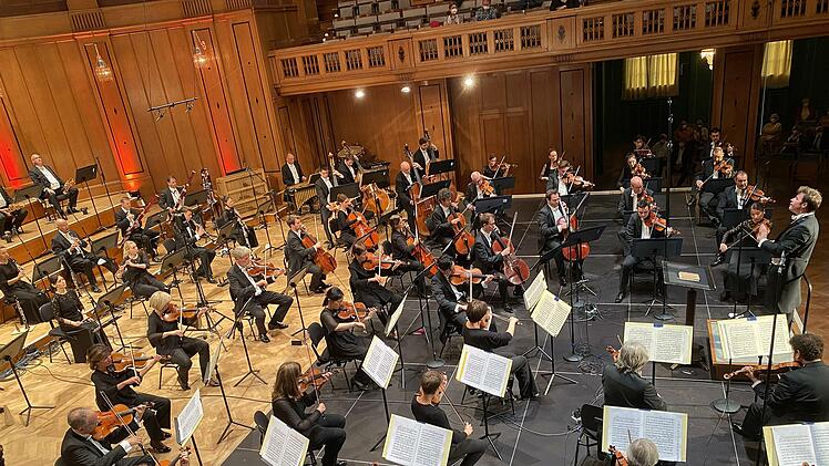 Zuhörer waren bei dem Abschlusskonzert des Kissinger Sommers stark gefordert. Foto: Thomas Ahnert