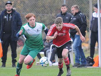 Drei Vorlagen und ein Tor steuerte Niklas Metz (rechts) zum 5:1-Sieg seiner Elf bei. Auf unserem Bild hat sich der U15-Spieler der SG Oberthulba zum Laufduell mit David Kolb, dem Kapitän der SG Rannungen, verabredet. Foto: ssp