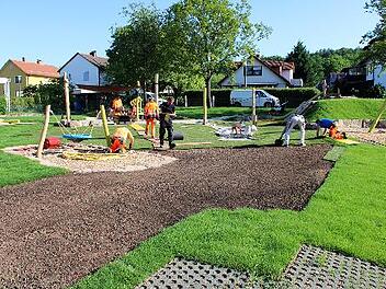 Der Bauhof verlegt 2020 den Rollrasen f&uuml;r den Spielplatz in Gro&szlig;enbrach. Beim Feuerwehrfest wird der Spielplatz offiziell eingeweiht.