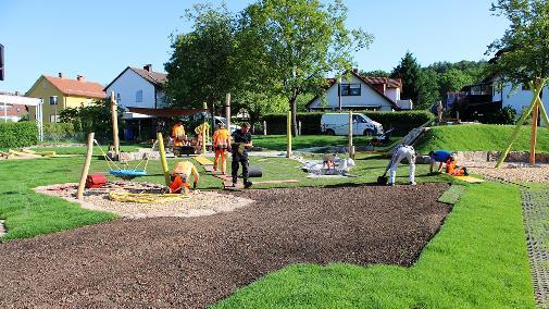 Der Bauhof verlegt 2020 den Rollrasen f&uuml;r den Spielplatz in Gro&szlig;enbrach. Beim Feuerwehrfest wird der Spielplatz offiziell eingeweiht.
