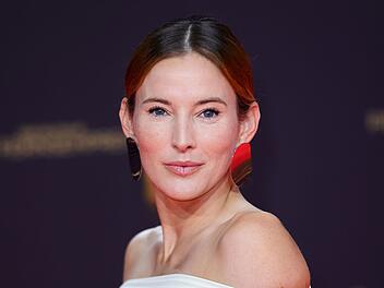 Jeannine Michaelsen (43) ist eine vielseitige Bühnenkünstlerin. Egal, ob Moderation, Schauspiel oder Teilnahme an einer Abenteuer-Show - sie wagt Großes. Um Träume, Druck und Erwartungen geht es auch im neuen ZDF-Sommerfilm "Für immer Freibad" (Donnerstag, 14. August, 20.15 Uhr sowie vorab in Web und App des ZDF).