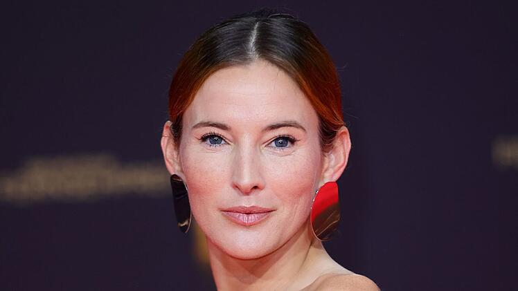 Jeannine Michaelsen (43) ist eine vielseitige Bühnenkünstlerin. Egal, ob Moderation, Schauspiel oder Teilnahme an einer Abenteuer-Show - sie wagt Großes. Um Träume, Druck und Erwartungen geht es auch im neuen ZDF-Sommerfilm "Für immer Freibad" (Donnerstag, 14. August, 20.15 Uhr sowie vorab in Web und App des ZDF).
