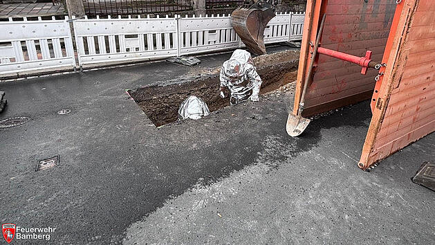 Gasaustritt an Bamberger Baustelle - Leitung von Bagger besch&auml;digt