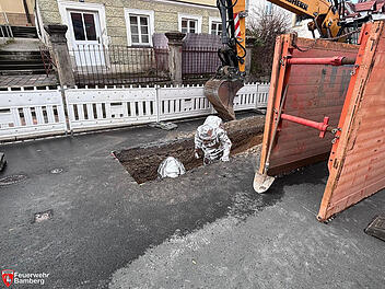 Gasaustritt an Bamberger Baustelle - Leitung von Bagger besch&auml;digt