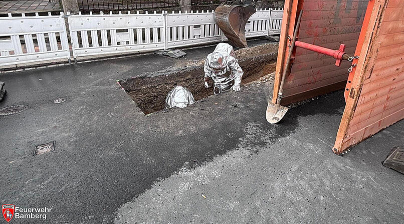 Gasaustritt an Bamberger Baustelle - Leitung von Bagger besch&auml;digt
