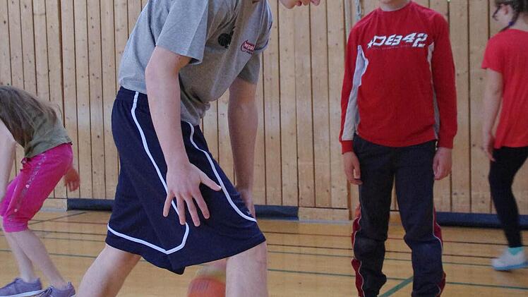 In der Halle der Turnerschaft spielten die Schüler der vierten Klassen Basketball. Foto: Marco Meißner