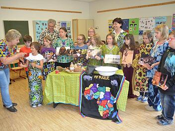 Über Sitten, und Rituale in Benin in Afrika wurden die Viertklässler der Grundschule Stockheim durch das Ehepaar Evi und Günther Scheler informiert.  Foto: Hofmann