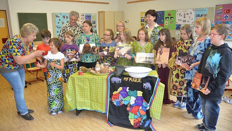 Über Sitten, und Rituale in Benin in Afrika wurden die Viertklässler der Grundschule Stockheim durch das Ehepaar Evi und Günther Scheler informiert.  Foto: Hofmann