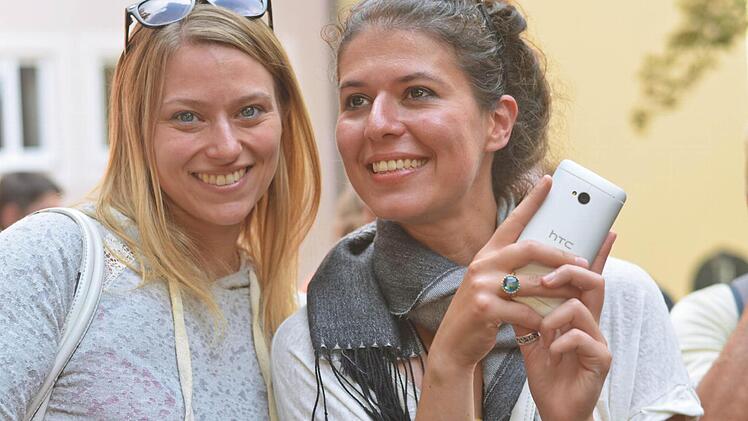 Corinna und Rüyla bewundern die Sprünge von der großen Schanze an der Kaiserburg. Foto: Nikolas Pelke