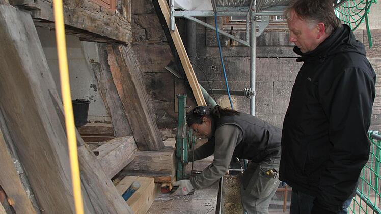 Matthias Goßler repariert Schäden am Mansarddach; rechts Günther Stenglein. Foto: Stephan Tiroch