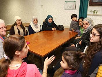 Wilmya Zimmermann (links) und Dolmetscherin Raschel El Aissami (rechts) sprechen mit Flüchtlingsfrauen über die Hausordnung in der Unterkunft ""Alte Post". Foto: Barbara Herbst
