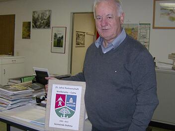 Bürgermeister Rudolf Braun mit dem Präsent zur 25-jährigen Partnerschaft mit Cotta Foto: Petra Malbrich