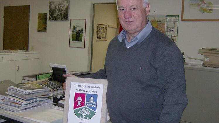 Bürgermeister Rudolf Braun mit dem Präsent zur 25-jährigen Partnerschaft mit Cotta Foto: Petra Malbrich
