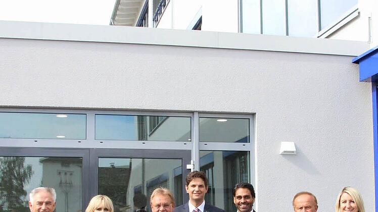 Nach der Einweihung (von links): Günter Murmann (Vertreter der Gesellschafter), Gesellschafterin Sylvia Schmidt, Bürgermeister Wolfgang Beiergrößlein, Torsten Förtsch (neuer Leiter der Abteilung Forschung und Entwicklung), Seniorchef Dr. Franz Schneider, Parag Shah (Vorsitzender der Geschäftsführung), Bauleiter Kurt Lampert und Gesellschafterin Annette Schneider  Foto: Friedwald Schedel