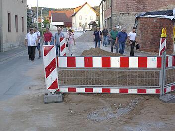 Die Ortsdurchfahrt Fuchsstadt ist derzeit eine große Baustelle. Kanal und Wasserleitungen werden erneuert und zwingen zu Sperrungsmaßnahmen.  Foto: Winfried Ehling