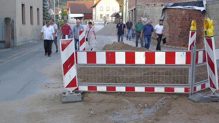Die Ortsdurchfahrt Fuchsstadt ist derzeit eine große Baustelle. Kanal und Wasserleitungen werden erneuert und zwingen zu Sperrungsmaßnahmen.  Foto: Winfried Ehling