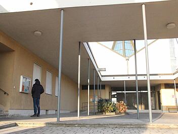 In Oerlenbach soll das Pfarrhaus saniert werden. Die Modernisierung des Pfarrheimes ist dagegen zurückgestellt. Foto: Heike Beudert