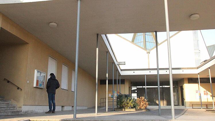 In Oerlenbach soll das Pfarrhaus saniert werden. Die Modernisierung des Pfarrheimes ist dagegen zurückgestellt. Foto: Heike Beudert