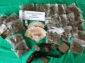 Die Kripo Coburg hat bei vier Wohnungsdurchsuchungen &uuml;ber ein Kilogramm Marihuana, eine Schreckschusswaffe, Munition und mutma&szlig;liches Drogengeld sichergestellt. Foto: Polizei