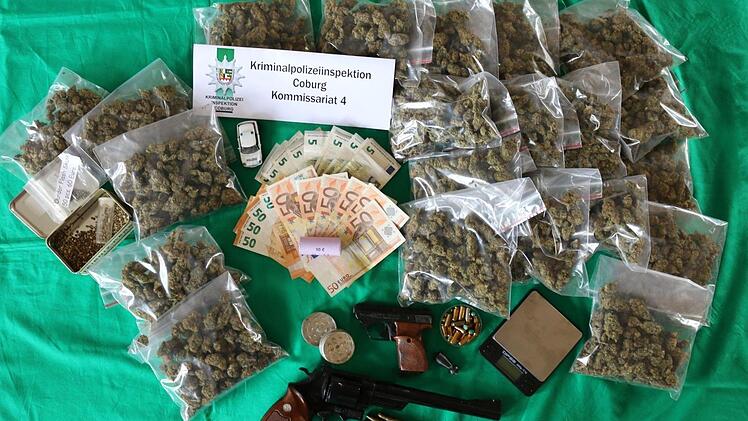 Die Kripo Coburg hat bei vier Wohnungsdurchsuchungen &uuml;ber ein Kilogramm Marihuana, eine Schreckschusswaffe, Munition und mutma&szlig;liches Drogengeld sichergestellt. Foto: Polizei