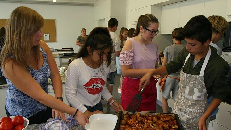 Gemeinsam bereiten sie leckere Gerichte zu - und lernen dabei auch noch Deutsch: die Sch&uuml;ler der &Uuml;-Klasse in Hirschaid.  Fotos: Werner Baier