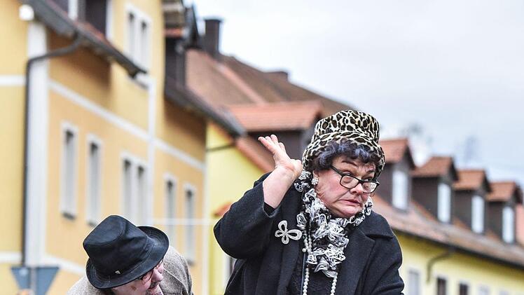 Der Eberner Gaudiwurm trotzte dem trüben Wetter und versprühte tolle Faschingsstimmung. Foto: Ryan Evans